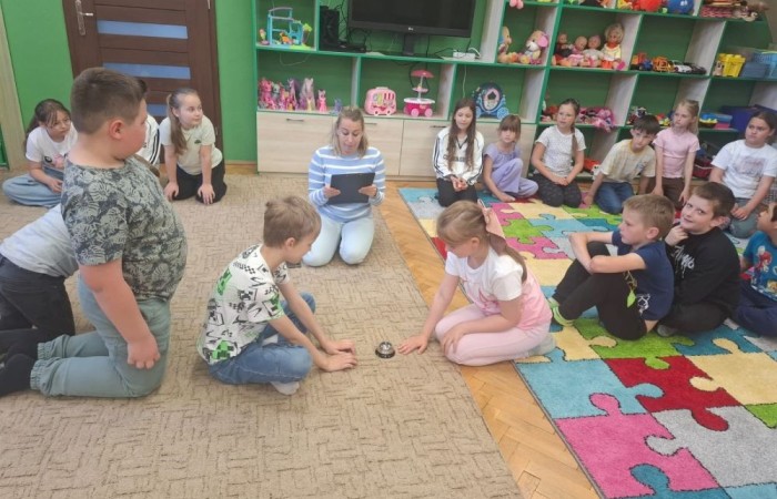 29 maja uczniowie klasy 2a wzięli udział w wycieczce do Biblioteki Publicznej w Pasłęku, gdzie uczestniczyli w ciekawej lekcji bibliotecznej. Pani bibliotekarka przygotowała dla dzieci zajęcia dotyczące lektury „Karolcia”. Uczniowie z dużym zaangażowaniem rozwiązywali łamigłówki, a następnie sprawdzili swoją wiedzę, biorąc udział w teleturnieju. Po części edukacyjnej przyszedł czas na ruch i zabawę. Dzieci uczestniczyły w zawodach w skokach w workach oraz poszukiwały zaginionego koralika Karolci. To był dzień pełen radości, nauki i ciekawych doświadczeń.
