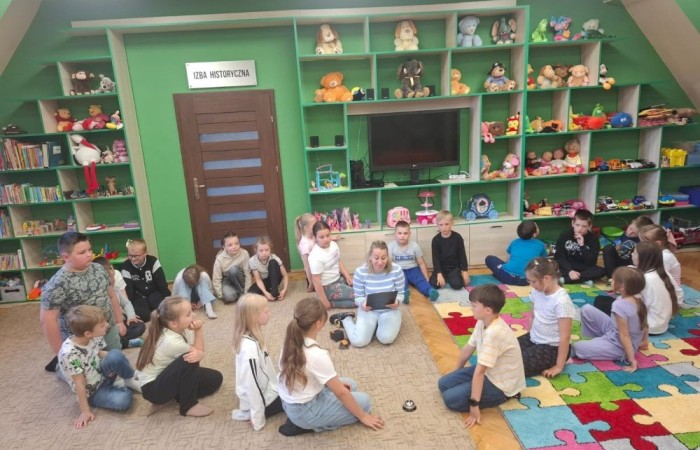 29 maja uczniowie klasy 2a wzięli udział w wycieczce do Biblioteki Publicznej w Pasłęku, gdzie uczestniczyli w ciekawej lekcji bibliotecznej. Pani bibliotekarka przygotowała dla dzieci zajęcia dotyczące lektury „Karolcia”. Uczniowie z dużym zaangażowaniem rozwiązywali łamigłówki, a następnie sprawdzili swoją wiedzę, biorąc udział w teleturnieju. Po części edukacyjnej przyszedł czas na ruch i zabawę. Dzieci uczestniczyły w zawodach w skokach w workach oraz poszukiwały zaginionego koralika Karolci. To był dzień pełen radości, nauki i ciekawych doświadczeń.
