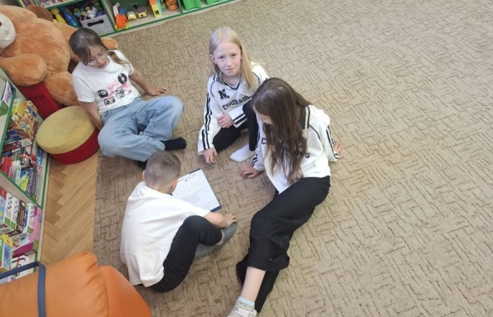 29 maja uczniowie klasy 2a wzięli udział w wycieczce do Biblioteki Publicznej w Pasłęku, gdzie uczestniczyli w ciekawej lekcji bibliotecznej. Pani bibliotekarka przygotowała dla dzieci zajęcia dotyczące lektury „Karolcia”. Uczniowie z dużym zaangażowaniem rozwiązywali łamigłówki, a następnie sprawdzili swoją wiedzę, biorąc udział w teleturnieju. Po części edukacyjnej przyszedł czas na ruch i zabawę. Dzieci uczestniczyły w zawodach w skokach w workach oraz poszukiwały zaginionego koralika Karolci. To był dzień pełen radości, nauki i ciekawych doświadczeń.
