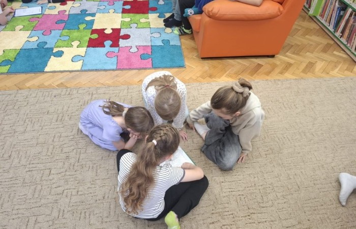 29 maja uczniowie klasy 2a wzięli udział w wycieczce do Biblioteki Publicznej w Pasłęku, gdzie uczestniczyli w ciekawej lekcji bibliotecznej. Pani bibliotekarka przygotowała dla dzieci zajęcia dotyczące lektury „Karolcia”. Uczniowie z dużym zaangażowaniem rozwiązywali łamigłówki, a następnie sprawdzili swoją wiedzę, biorąc udział w teleturnieju. Po części edukacyjnej przyszedł czas na ruch i zabawę. Dzieci uczestniczyły w zawodach w skokach w workach oraz poszukiwały zaginionego koralika Karolci. To był dzień pełen radości, nauki i ciekawych doświadczeń.
