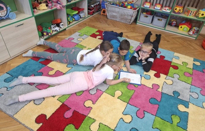 29 maja uczniowie klasy 2a wzięli udział w wycieczce do Biblioteki Publicznej w Pasłęku, gdzie uczestniczyli w ciekawej lekcji bibliotecznej. Pani bibliotekarka przygotowała dla dzieci zajęcia dotyczące lektury „Karolcia”. Uczniowie z dużym zaangażowaniem rozwiązywali łamigłówki, a następnie sprawdzili swoją wiedzę, biorąc udział w teleturnieju. Po części edukacyjnej przyszedł czas na ruch i zabawę. Dzieci uczestniczyły w zawodach w skokach w workach oraz poszukiwały zaginionego koralika Karolci. To był dzień pełen radości, nauki i ciekawych doświadczeń.
