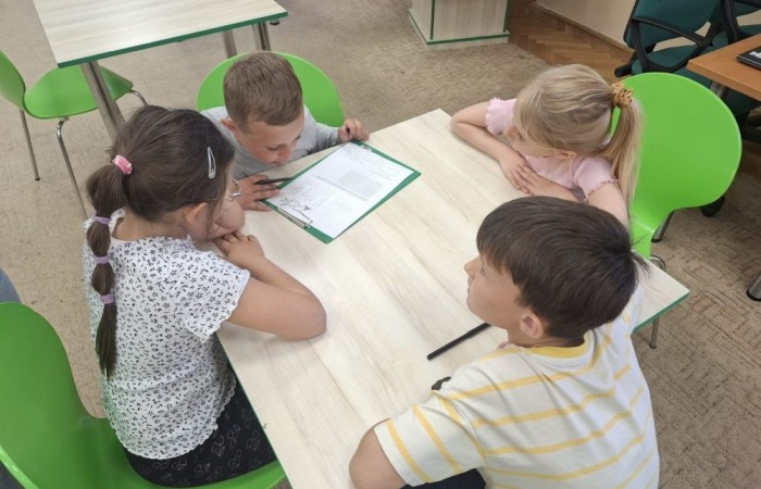 29 maja uczniowie klasy 2a wzięli udział w wycieczce do Biblioteki Publicznej w Pasłęku, gdzie uczestniczyli w ciekawej lekcji bibliotecznej. Pani bibliotekarka przygotowała dla dzieci zajęcia dotyczące lektury „Karolcia”. Uczniowie z dużym zaangażowaniem rozwiązywali łamigłówki, a następnie sprawdzili swoją wiedzę, biorąc udział w teleturnieju. Po części edukacyjnej przyszedł czas na ruch i zabawę. Dzieci uczestniczyły w zawodach w skokach w workach oraz poszukiwały zaginionego koralika Karolci. To był dzień pełen radości, nauki i ciekawych doświadczeń.
