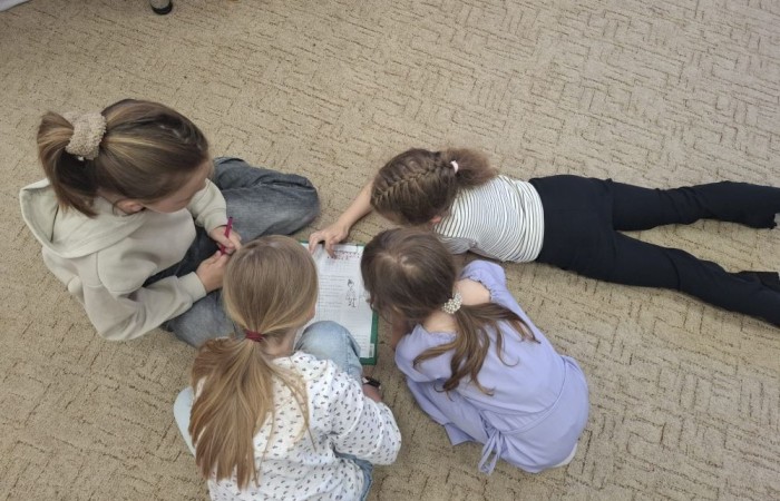 29 maja uczniowie klasy 2a wzięli udział w wycieczce do Biblioteki Publicznej w Pasłęku, gdzie uczestniczyli w ciekawej lekcji bibliotecznej. Pani bibliotekarka przygotowała dla dzieci zajęcia dotyczące lektury „Karolcia”. Uczniowie z dużym zaangażowaniem rozwiązywali łamigłówki, a następnie sprawdzili swoją wiedzę, biorąc udział w teleturnieju. Po części edukacyjnej przyszedł czas na ruch i zabawę. Dzieci uczestniczyły w zawodach w skokach w workach oraz poszukiwały zaginionego koralika Karolci. To był dzień pełen radości, nauki i ciekawych doświadczeń.
