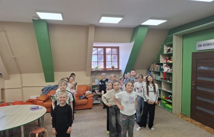 29 maja uczniowie klasy 2a wzięli udział w wycieczce do Biblioteki Publicznej w Pasłęku, gdzie uczestniczyli w ciekawej lekcji bibliotecznej. Pani bibliotekarka przygotowała dla dzieci zajęcia dotyczące lektury „Karolcia”. Uczniowie z dużym zaangażowaniem rozwiązywali łamigłówki, a następnie sprawdzili swoją wiedzę, biorąc udział w teleturnieju. Po części edukacyjnej przyszedł czas na ruch i zabawę. Dzieci uczestniczyły w zawodach w skokach w workach oraz poszukiwały zaginionego koralika Karolci. To był dzień pełen radości, nauki i ciekawych doświadczeń.
