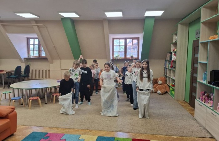 29 maja uczniowie klasy 2a wzięli udział w wycieczce do Biblioteki Publicznej w Pasłęku, gdzie uczestniczyli w ciekawej lekcji bibliotecznej. Pani bibliotekarka przygotowała dla dzieci zajęcia dotyczące lektury „Karolcia”. Uczniowie z dużym zaangażowaniem rozwiązywali łamigłówki, a następnie sprawdzili swoją wiedzę, biorąc udział w teleturnieju. Po części edukacyjnej przyszedł czas na ruch i zabawę. Dzieci uczestniczyły w zawodach w skokach w workach oraz poszukiwały zaginionego koralika Karolci. To był dzień pełen radości, nauki i ciekawych doświadczeń.
