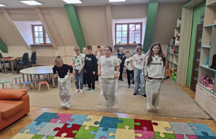 29 maja uczniowie klasy 2a wzięli udział w wycieczce do Biblioteki Publicznej w Pasłęku, gdzie uczestniczyli w ciekawej lekcji bibliotecznej. Pani bibliotekarka przygotowała dla dzieci zajęcia dotyczące lektury „Karolcia”. Uczniowie z dużym zaangażowaniem rozwiązywali łamigłówki, a następnie sprawdzili swoją wiedzę, biorąc udział w teleturnieju. Po części edukacyjnej przyszedł czas na ruch i zabawę. Dzieci uczestniczyły w zawodach w skokach w workach oraz poszukiwały zaginionego koralika Karolci. To był dzień pełen radości, nauki i ciekawych doświadczeń.
