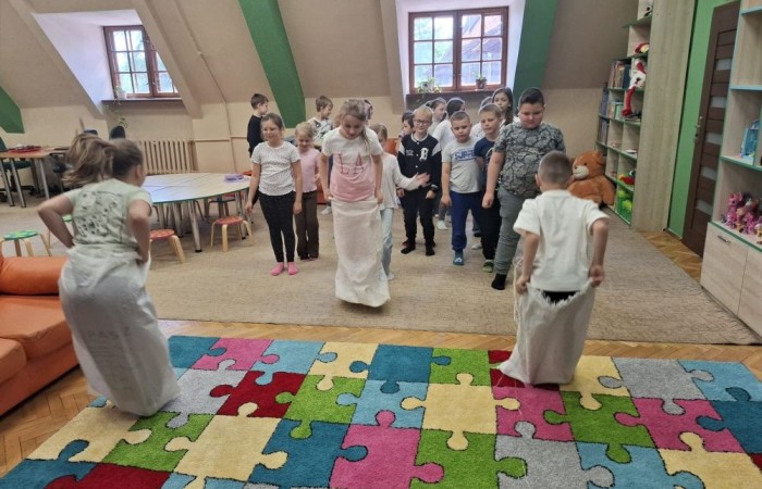 29 maja uczniowie klasy 2a wzięli udział w wycieczce do Biblioteki Publicznej w Pasłęku, gdzie uczestniczyli w ciekawej lekcji bibliotecznej. Pani bibliotekarka przygotowała dla dzieci zajęcia dotyczące lektury „Karolcia”. Uczniowie z dużym zaangażowaniem rozwiązywali łamigłówki, a następnie sprawdzili swoją wiedzę, biorąc udział w teleturnieju. Po części edukacyjnej przyszedł czas na ruch i zabawę. Dzieci uczestniczyły w zawodach w skokach w workach oraz poszukiwały zaginionego koralika Karolci. To był dzień pełen radości, nauki i ciekawych doświadczeń.
