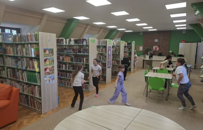 29 maja uczniowie klasy 2a wzięli udział w wycieczce do Biblioteki Publicznej w Pasłęku, gdzie uczestniczyli w ciekawej lekcji bibliotecznej. Pani bibliotekarka przygotowała dla dzieci zajęcia dotyczące lektury „Karolcia”. Uczniowie z dużym zaangażowaniem rozwiązywali łamigłówki, a następnie sprawdzili swoją wiedzę, biorąc udział w teleturnieju. Po części edukacyjnej przyszedł czas na ruch i zabawę. Dzieci uczestniczyły w zawodach w skokach w workach oraz poszukiwały zaginionego koralika Karolci. To był dzień pełen radości, nauki i ciekawych doświadczeń.
