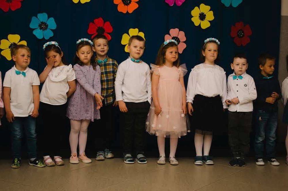 Dzień Mamy i Taty w przedszkolu to wyjątkowa uroczystość, podczas której dzieci mają okazję podziękować rodzicom za miłość, opiekę i wsparcie. Takie wydarzenie zwykle jest pełne wzruszeń, uśmiechu i kreatywnych występów, podczas których dzieci swoim rodzicom śpiewają piosenki, mówią wiersze i wręczają własnoręcznie przygotowane prezenty lub laurki.