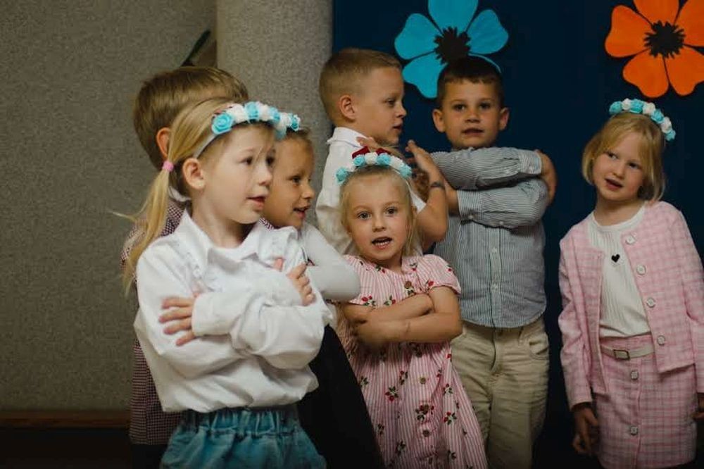 Dzień Mamy i Taty w przedszkolu to wyjątkowa uroczystość, podczas której dzieci mają okazję podziękować rodzicom za miłość, opiekę i wsparcie. Takie wydarzenie zwykle jest pełne wzruszeń, uśmiechu i kreatywnych występów, podczas których dzieci swoim rodzicom śpiewają piosenki, mówią wiersze i wręczają własnoręcznie przygotowane prezenty lub laurki.