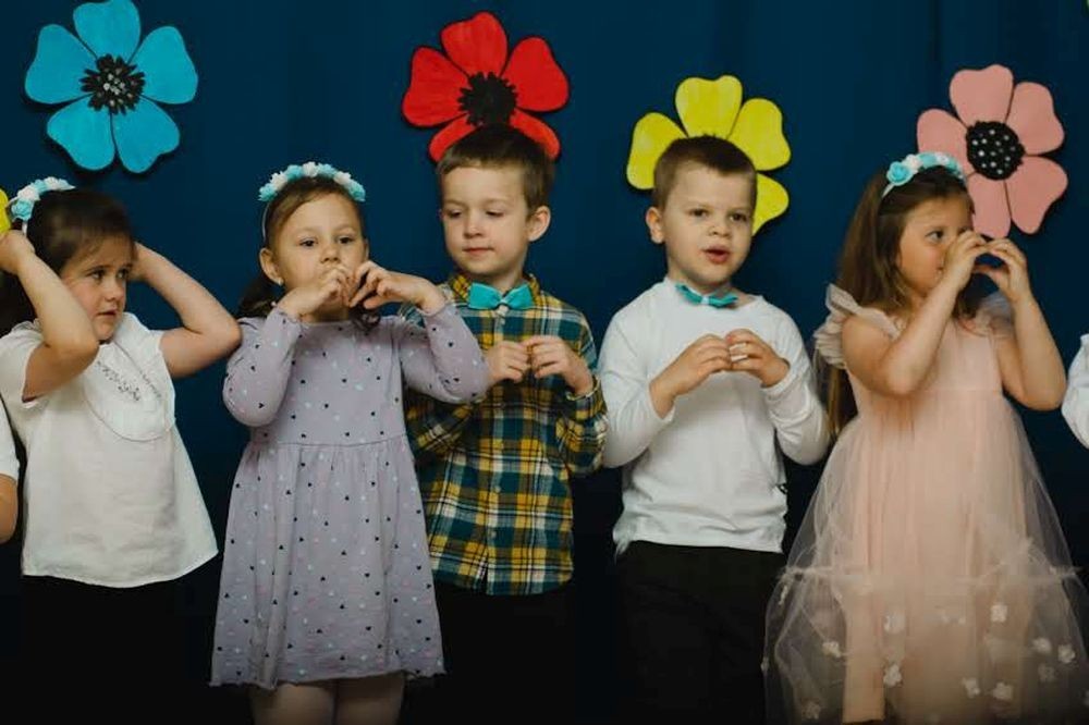 Dzień Mamy i Taty w przedszkolu to wyjątkowa uroczystość, podczas której dzieci mają okazję podziękować rodzicom za miłość, opiekę i wsparcie. Takie wydarzenie zwykle jest pełne wzruszeń, uśmiechu i kreatywnych występów, podczas których dzieci swoim rodzicom śpiewają piosenki, mówią wiersze i wręczają własnoręcznie przygotowane prezenty lub laurki.