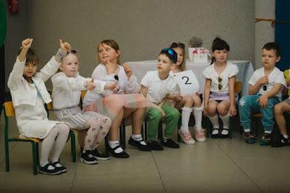 Dzień Mamy i Taty w przedszkolu to wyjątkowa uroczystość, podczas której dzieci mają okazję podziękować rodzicom za miłość, opiekę i wsparcie. Takie wydarzenie zwykle jest pełne wzruszeń, uśmiechu i kreatywnych występów, podczas których dzieci swoim rodzicom śpiewają piosenki, mówią wiersze i wręczają własnoręcznie przygotowane prezenty lub laurki.