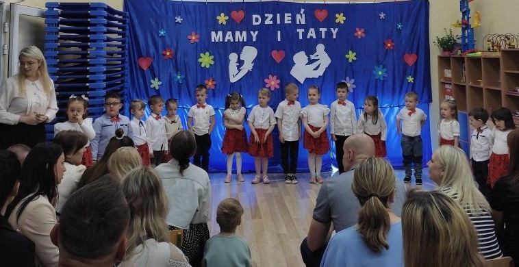 Dzień Mamy i Taty w przedszkolu to wyjątkowa uroczystość, podczas której dzieci mają okazję podziękować rodzicom za miłość, opiekę i wsparcie. Takie wydarzenie zwykle jest pełne wzruszeń, uśmiechu i kreatywnych występów, podczas których dzieci swoim rodzicom śpiewają piosenki, mówią wiersze i wręczają własnoręcznie przygotowane prezenty lub laurki.