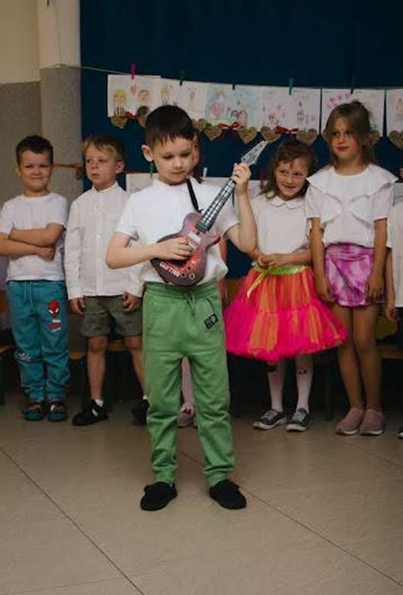 Dzień Mamy i Taty w przedszkolu to wyjątkowa uroczystość, podczas której dzieci mają okazję podziękować rodzicom za miłość, opiekę i wsparcie. Takie wydarzenie zwykle jest pełne wzruszeń, uśmiechu i kreatywnych występów, podczas których dzieci swoim rodzicom śpiewają piosenki, mówią wiersze i wręczają własnoręcznie przygotowane prezenty lub laurki.