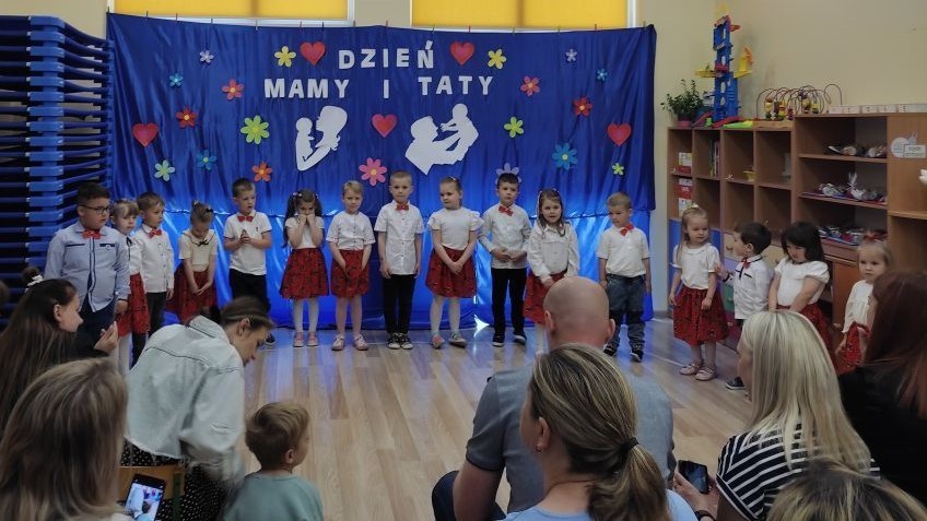 Dzień Mamy i Taty w przedszkolu to wyjątkowa uroczystość, podczas której dzieci mają okazję podziękować rodzicom za miłość, opiekę i wsparcie. Takie wydarzenie zwykle jest pełne wzruszeń, uśmiechu i kreatywnych występów, podczas których dzieci swoim rodzicom śpiewają piosenki, mówią wiersze i wręczają własnoręcznie przygotowane prezenty lub laurki.