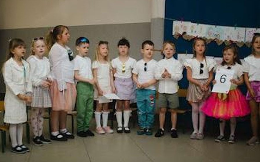 Dzień Mamy i Taty w przedszkolu to wyjątkowa uroczystość, podczas której dzieci mają okazję podziękować rodzicom za miłość, opiekę i wsparcie. Takie wydarzenie zwykle jest pełne wzruszeń, uśmiechu i kreatywnych występów, podczas których dzieci swoim rodzicom śpiewają piosenki, mówią wiersze i wręczają własnoręcznie przygotowane prezenty lub laurki.