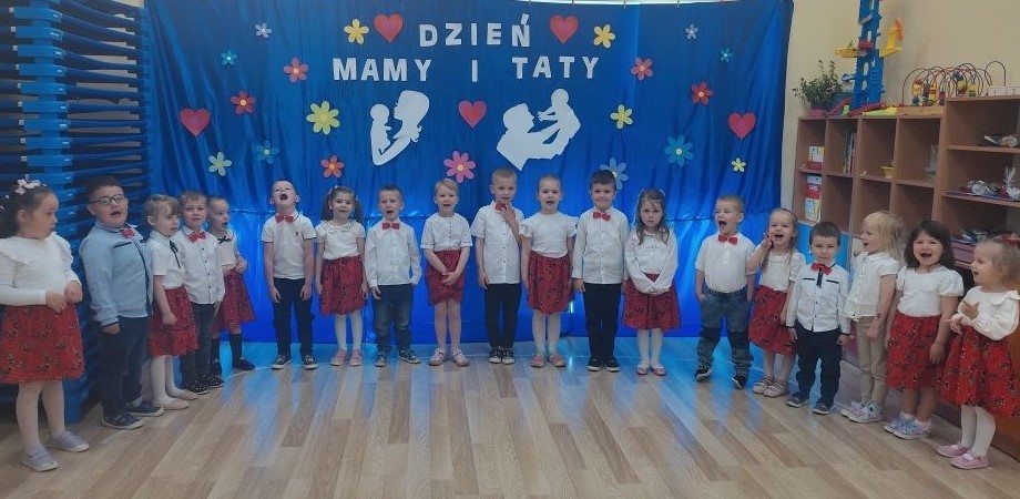 Dzień Mamy i Taty w przedszkolu to wyjątkowa uroczystość, podczas której dzieci mają okazję podziękować rodzicom za miłość, opiekę i wsparcie. Takie wydarzenie zwykle jest pełne wzruszeń, uśmiechu i kreatywnych występów, podczas których dzieci swoim rodzicom śpiewają piosenki, mówią wiersze i wręczają własnoręcznie przygotowane prezenty lub laurki.