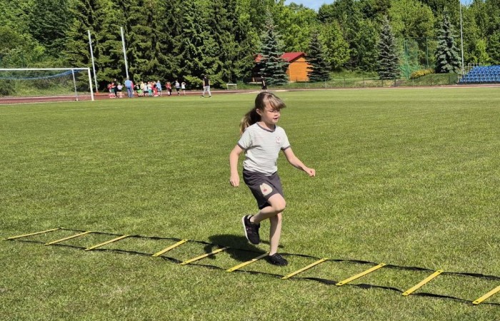 Tegoroczne obchody rozpoczęliśmy twórczo – od przygotowania plakatów „Mistrz zdrowia”. Po tej kreatywnej rozgrzewce przyszedł czas na sportowe emocje. Uroczyste otwarcie było tylko wstępem do licznych atrakcji, które czekały na dzieci na stadionie. Dzięki zaangażowaniu pana Piotra Borysewicza i sportowców z KS Polonia Pasłęk sekcji lekkoatletycznej, uczniowie mogli spróbować swoich sił w biegu przez płotki, rzucie piłeczką oraz torze przeszkód w stylu „Ninja Warrior”. Ogromną atrakcją była również wizyta strażaków z JRG 3 w Pasłęku, którzy zapewnili dzieciom wodno-pianową zabawę. Radość na twarzach uczestników mówiła sama za siebie. Na wszystkich zgłodniałych czekały pyszności, w tym słodka wata cukrowa, serwowana przez Panie z Koła Gospodyń Wiejskich w Borzynowie. Szczególne podziękowania kierujemy do niezastąpionych Rodziców – za wsparcie organizacyjne, opiekę podczas wydarzenia oraz przygotowanie dodatkowych atrakcji: plenerowego studia malowania twarzy i tatuaży. Na zakończenie nikt nie wyszedł z pustymi rękami – niezależnie od wyników konkursów każdy uczeń otrzymał drobny upominek i medal. To wyjątkowe święto pełne radości i zabawy już za nami, więc zaczynamy odliczanie do kolejnego Dnia Dziecka!Tegoroczne obchody rozpoczęliśmy twórczo – od przygotowania plakatów „Mistrz zdrowia”. Po tej kreatywnej rozgrzewce przyszedł czas na sportowe emocje. Uroczyste otwarcie było tylko wstępem do licznych atrakcji, które czekały na dzieci na stadionie. Dzięki zaangażowaniu pana Piotra Borysewicza i sportowców z KS Polonia Pasłęk sekcji lekkoatletycznej, uczniowie mogli spróbować swoich sił w biegu przez płotki, rzucie piłeczką oraz torze przeszkód w stylu „Ninja Warrior”. Ogromną atrakcją była również wizyta strażaków z JRG 3 w Pasłęku, którzy zapewnili dzieciom wodno-pianową zabawę. Radość na twarzach uczestników mówiła sama za siebie. Na wszystkich zgłodniałych czekały pyszności, w tym słodka wata cukrowa, serwowana przez Panie z Koła Gospodyń Wiejskich w Borzynowie. Szczególne podziękowania kierujemy do niezastąpionych Rodziców – za wsparcie organizacyjne, opiekę podczas wydarzenia oraz przygotowanie dodatkowych atrakcji: plenerowego studia malowania twarzy i tatuaży. Na zakończenie nikt nie wyszedł z pustymi rękami – niezależnie od wyników konkursów każdy uczeń otrzymał drobny upominek i medal. To wyjątkowe święto pełne radości i zabawy już za nami, więc zaczynamy odliczanie do kolejnego Dnia Dziecka!
