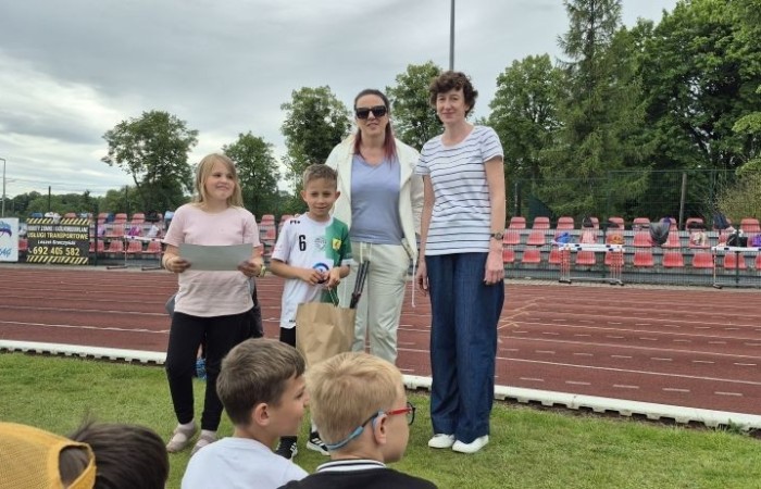 Tegoroczne obchody rozpoczęliśmy twórczo – od przygotowania plakatów „Mistrz zdrowia”. Po tej kreatywnej rozgrzewce przyszedł czas na sportowe emocje. Uroczyste otwarcie było tylko wstępem do licznych atrakcji, które czekały na dzieci na stadionie. Dzięki zaangażowaniu pana Piotra Borysewicza i sportowców z KS Polonia Pasłęk sekcji lekkoatletycznej, uczniowie mogli spróbować swoich sił w biegu przez płotki, rzucie piłeczką oraz torze przeszkód w stylu „Ninja Warrior”. Ogromną atrakcją była również wizyta strażaków z JRG 3 w Pasłęku, którzy zapewnili dzieciom wodno-pianową zabawę. Radość na twarzach uczestników mówiła sama za siebie. Na wszystkich zgłodniałych czekały pyszności, w tym słodka wata cukrowa, serwowana przez Panie z Koła Gospodyń Wiejskich w Borzynowie. Szczególne podziękowania kierujemy do niezastąpionych Rodziców – za wsparcie organizacyjne, opiekę podczas wydarzenia oraz przygotowanie dodatkowych atrakcji: plenerowego studia malowania twarzy i tatuaży. Na zakończenie nikt nie wyszedł z pustymi rękami – niezależnie od wyników konkursów każdy uczeń otrzymał drobny upominek i medal. To wyjątkowe święto pełne radości i zabawy już za nami, więc zaczynamy odliczanie do kolejnego Dnia Dziecka!