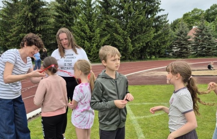 Tegoroczne obchody rozpoczęliśmy twórczo – od przygotowania plakatów „Mistrz zdrowia”. Po tej kreatywnej rozgrzewce przyszedł czas na sportowe emocje. Uroczyste otwarcie było tylko wstępem do licznych atrakcji, które czekały na dzieci na stadionie. Dzięki zaangażowaniu pana Piotra Borysewicza i sportowców z KS Polonia Pasłęk sekcji lekkoatletycznej, uczniowie mogli spróbować swoich sił w biegu przez płotki, rzucie piłeczką oraz torze przeszkód w stylu „Ninja Warrior”. Ogromną atrakcją była również wizyta strażaków z JRG 3 w Pasłęku, którzy zapewnili dzieciom wodno-pianową zabawę. Radość na twarzach uczestników mówiła sama za siebie. Na wszystkich zgłodniałych czekały pyszności, w tym słodka wata cukrowa, serwowana przez Panie z Koła Gospodyń Wiejskich w Borzynowie. Szczególne podziękowania kierujemy do niezastąpionych Rodziców – za wsparcie organizacyjne, opiekę podczas wydarzenia oraz przygotowanie dodatkowych atrakcji: plenerowego studia malowania twarzy i tatuaży. Na zakończenie nikt nie wyszedł z pustymi rękami – niezależnie od wyników konkursów każdy uczeń otrzymał drobny upominek i medal. To wyjątkowe święto pełne radości i zabawy już za nami, więc zaczynamy odliczanie do kolejnego Dnia Dziecka!