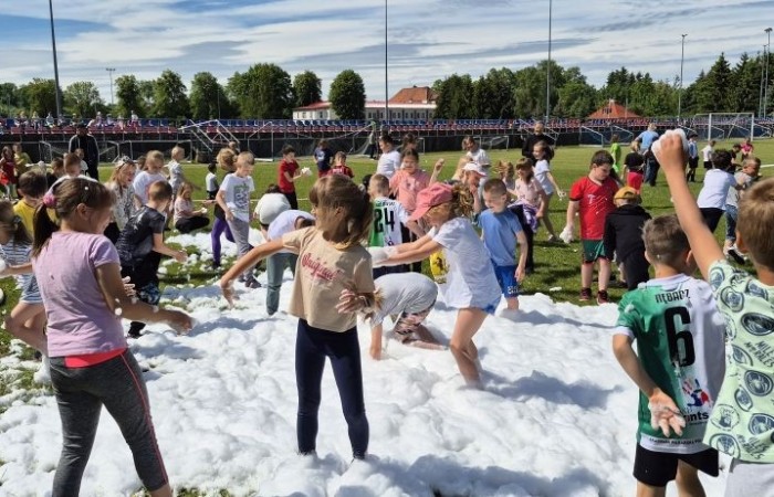 Tegoroczne obchody rozpoczęliśmy twórczo – od przygotowania plakatów „Mistrz zdrowia”. Po tej kreatywnej rozgrzewce przyszedł czas na sportowe emocje. Uroczyste otwarcie było tylko wstępem do licznych atrakcji, które czekały na dzieci na stadionie. Dzięki zaangażowaniu pana Piotra Borysewicza i sportowców z KS Polonia Pasłęk sekcji lekkoatletycznej, uczniowie mogli spróbować swoich sił w biegu przez płotki, rzucie piłeczką oraz torze przeszkód w stylu „Ninja Warrior”. Ogromną atrakcją była również wizyta strażaków z JRG 3 w Pasłęku, którzy zapewnili dzieciom wodno-pianową zabawę. Radość na twarzach uczestników mówiła sama za siebie. Na wszystkich zgłodniałych czekały pyszności, w tym słodka wata cukrowa, serwowana przez Panie z Koła Gospodyń Wiejskich w Borzynowie. Szczególne podziękowania kierujemy do niezastąpionych Rodziców – za wsparcie organizacyjne, opiekę podczas wydarzenia oraz przygotowanie dodatkowych atrakcji: plenerowego studia malowania twarzy i tatuaży. Na zakończenie nikt nie wyszedł z pustymi rękami – niezależnie od wyników konkursów każdy uczeń otrzymał drobny upominek i medal. To wyjątkowe święto pełne radości i zabawy już za nami, więc zaczynamy odliczanie do kolejnego Dnia Dziecka!