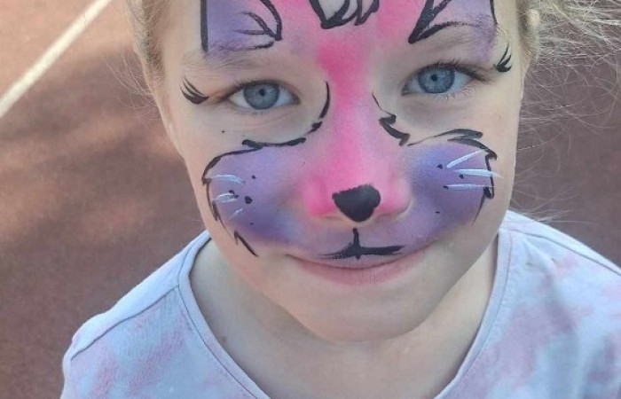 Tegoroczne obchody rozpoczęliśmy twórczo – od przygotowania plakatów „Mistrz zdrowia”. Po tej kreatywnej rozgrzewce przyszedł czas na sportowe emocje. Uroczyste otwarcie było tylko wstępem do licznych atrakcji, które czekały na dzieci na stadionie. Dzięki zaangażowaniu pana Piotra Borysewicza i sportowców z KS Polonia Pasłęk sekcji lekkoatletycznej, uczniowie mogli spróbować swoich sił w biegu przez płotki, rzucie piłeczką oraz torze przeszkód w stylu „Ninja Warrior”. Ogromną atrakcją była również wizyta strażaków z JRG 3 w Pasłęku, którzy zapewnili dzieciom wodno-pianową zabawę. Radość na twarzach uczestników mówiła sama za siebie. Na wszystkich zgłodniałych czekały pyszności, w tym słodka wata cukrowa, serwowana przez Panie z Koła Gospodyń Wiejskich w Borzynowie. Szczególne podziękowania kierujemy do niezastąpionych Rodziców – za wsparcie organizacyjne, opiekę podczas wydarzenia oraz przygotowanie dodatkowych atrakcji: plenerowego studia malowania twarzy i tatuaży. Na zakończenie nikt nie wyszedł z pustymi rękami – niezależnie od wyników konkursów każdy uczeń otrzymał drobny upominek i medal. To wyjątkowe święto pełne radości i zabawy już za nami, więc zaczynamy odliczanie do kolejnego Dnia Dziecka!