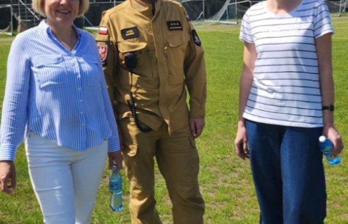 Tegoroczne obchody rozpoczęliśmy twórczo – od przygotowania plakatów „Mistrz zdrowia”. Po tej kreatywnej rozgrzewce przyszedł czas na sportowe emocje. Uroczyste otwarcie było tylko wstępem do licznych atrakcji, które czekały na dzieci na stadionie. Dzięki zaangażowaniu pana Piotra Borysewicza i sportowców z KS Polonia Pasłęk sekcji lekkoatletycznej, uczniowie mogli spróbować swoich sił w biegu przez płotki, rzucie piłeczką oraz torze przeszkód w stylu „Ninja Warrior”. Ogromną atrakcją była również wizyta strażaków z JRG 3 w Pasłęku, którzy zapewnili dzieciom wodno-pianową zabawę. Radość na twarzach uczestników mówiła sama za siebie. Na wszystkich zgłodniałych czekały pyszności, w tym słodka wata cukrowa, serwowana przez Panie z Koła Gospodyń Wiejskich w Borzynowie. Szczególne podziękowania kierujemy do niezastąpionych Rodziców – za wsparcie organizacyjne, opiekę podczas wydarzenia oraz przygotowanie dodatkowych atrakcji: plenerowego studia malowania twarzy i tatuaży. Na zakończenie nikt nie wyszedł z pustymi rękami – niezależnie od wyników konkursów każdy uczeń otrzymał drobny upominek i medal. To wyjątkowe święto pełne radości i zabawy już za nami, więc zaczynamy odliczanie do kolejnego Dnia Dziecka!