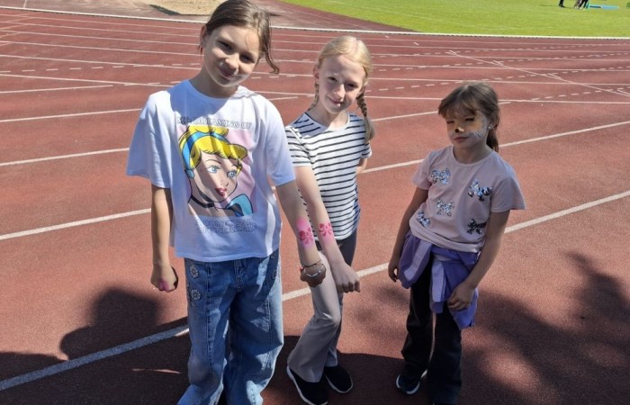 Tegoroczne obchody rozpoczęliśmy twórczo – od przygotowania plakatów „Mistrz zdrowia”. Po tej kreatywnej rozgrzewce przyszedł czas na sportowe emocje. Uroczyste otwarcie było tylko wstępem do licznych atrakcji, które czekały na dzieci na stadionie. Dzięki zaangażowaniu pana Piotra Borysewicza i sportowców z KS Polonia Pasłęk sekcji lekkoatletycznej, uczniowie mogli spróbować swoich sił w biegu przez płotki, rzucie piłeczką oraz torze przeszkód w stylu „Ninja Warrior”. Ogromną atrakcją była również wizyta strażaków z JRG 3 w Pasłęku, którzy zapewnili dzieciom wodno-pianową zabawę. Radość na twarzach uczestników mówiła sama za siebie. Na wszystkich zgłodniałych czekały pyszności, w tym słodka wata cukrowa, serwowana przez Panie z Koła Gospodyń Wiejskich w Borzynowie. Szczególne podziękowania kierujemy do niezastąpionych Rodziców – za wsparcie organizacyjne, opiekę podczas wydarzenia oraz przygotowanie dodatkowych atrakcji: plenerowego studia malowania twarzy i tatuaży. Na zakończenie nikt nie wyszedł z pustymi rękami – niezależnie od wyników konkursów każdy uczeń otrzymał drobny upominek i medal. To wyjątkowe święto pełne radości i zabawy już za nami, więc zaczynamy odliczanie do kolejnego Dnia Dziecka!