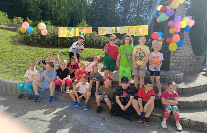Tegoroczne obchody rozpoczęliśmy twórczo – od przygotowania plakatów „Mistrz zdrowia”. Po tej kreatywnej rozgrzewce przyszedł czas na sportowe emocje. Uroczyste otwarcie było tylko wstępem do licznych atrakcji, które czekały na dzieci na stadionie. Dzięki zaangażowaniu pana Piotra Borysewicza i sportowców z KS Polonia Pasłęk sekcji lekkoatletycznej, uczniowie mogli spróbować swoich sił w biegu przez płotki, rzucie piłeczką oraz torze przeszkód w stylu „Ninja Warrior”. Ogromną atrakcją była również wizyta strażaków z JRG 3 w Pasłęku, którzy zapewnili dzieciom wodno-pianową zabawę. Radość na twarzach uczestników mówiła sama za siebie. Na wszystkich zgłodniałych czekały pyszności, w tym słodka wata cukrowa, serwowana przez Panie z Koła Gospodyń Wiejskich w Borzynowie. Szczególne podziękowania kierujemy do niezastąpionych Rodziców – za wsparcie organizacyjne, opiekę podczas wydarzenia oraz przygotowanie dodatkowych atrakcji: plenerowego studia malowania twarzy i tatuaży. Na zakończenie nikt nie wyszedł z pustymi rękami – niezależnie od wyników konkursów każdy uczeń otrzymał drobny upominek i medal. To wyjątkowe święto pełne radości i zabawy już za nami, więc zaczynamy odliczanie do kolejnego Dnia Dziecka!