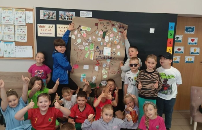 Tegoroczne obchody rozpoczęliśmy twórczo – od przygotowania plakatów „Mistrz zdrowia”. Po tej kreatywnej rozgrzewce przyszedł czas na sportowe emocje. Uroczyste otwarcie było tylko wstępem do licznych atrakcji, które czekały na dzieci na stadionie. Dzięki zaangażowaniu pana Piotra Borysewicza i sportowców z KS Polonia Pasłęk sekcji lekkoatletycznej, uczniowie mogli spróbować swoich sił w biegu przez płotki, rzucie piłeczką oraz torze przeszkód w stylu „Ninja Warrior”. Ogromną atrakcją była również wizyta strażaków z JRG 3 w Pasłęku, którzy zapewnili dzieciom wodno-pianową zabawę. Radość na twarzach uczestników mówiła sama za siebie. Na wszystkich zgłodniałych czekały pyszności, w tym słodka wata cukrowa, serwowana przez Panie z Koła Gospodyń Wiejskich w Borzynowie. Szczególne podziękowania kierujemy do niezastąpionych Rodziców – za wsparcie organizacyjne, opiekę podczas wydarzenia oraz przygotowanie dodatkowych atrakcji: plenerowego studia malowania twarzy i tatuaży. Na zakończenie nikt nie wyszedł z pustymi rękami – niezależnie od wyników konkursów każdy uczeń otrzymał drobny upominek i medal. To wyjątkowe święto pełne radości i zabawy już za nami, więc zaczynamy odliczanie do kolejnego Dnia Dziecka!