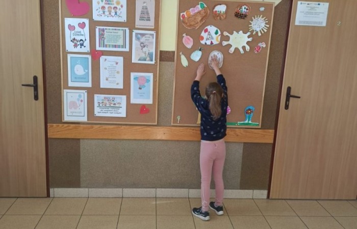 Tegoroczne obchody rozpoczęliśmy twórczo – od przygotowania plakatów „Mistrz zdrowia”. Po tej kreatywnej rozgrzewce przyszedł czas na sportowe emocje. Uroczyste otwarcie było tylko wstępem do licznych atrakcji, które czekały na dzieci na stadionie. Dzięki zaangażowaniu pana Piotra Borysewicza i sportowców z KS Polonia Pasłęk sekcji lekkoatletycznej, uczniowie mogli spróbować swoich sił w biegu przez płotki, rzucie piłeczką oraz torze przeszkód w stylu „Ninja Warrior”. Ogromną atrakcją była również wizyta strażaków z JRG 3 w Pasłęku, którzy zapewnili dzieciom wodno-pianową zabawę. Radość na twarzach uczestników mówiła sama za siebie. Na wszystkich zgłodniałych czekały pyszności, w tym słodka wata cukrowa, serwowana przez Panie z Koła Gospodyń Wiejskich w Borzynowie. Szczególne podziękowania kierujemy do niezastąpionych Rodziców – za wsparcie organizacyjne, opiekę podczas wydarzenia oraz przygotowanie dodatkowych atrakcji: plenerowego studia malowania twarzy i tatuaży. Na zakończenie nikt nie wyszedł z pustymi rękami – niezależnie od wyników konkursów każdy uczeń otrzymał drobny upominek i medal. To wyjątkowe święto pełne radości i zabawy już za nami, więc zaczynamy odliczanie do kolejnego Dnia Dziecka!