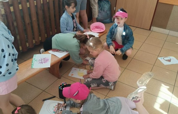 Tegoroczne obchody rozpoczęliśmy twórczo – od przygotowania plakatów „Mistrz zdrowia”. Po tej kreatywnej rozgrzewce przyszedł czas na sportowe emocje. Uroczyste otwarcie było tylko wstępem do licznych atrakcji, które czekały na dzieci na stadionie. Dzięki zaangażowaniu pana Piotra Borysewicza i sportowców z KS Polonia Pasłęk sekcji lekkoatletycznej, uczniowie mogli spróbować swoich sił w biegu przez płotki, rzucie piłeczką oraz torze przeszkód w stylu „Ninja Warrior”. Ogromną atrakcją była również wizyta strażaków z JRG 3 w Pasłęku, którzy zapewnili dzieciom wodno-pianową zabawę. Radość na twarzach uczestników mówiła sama za siebie. Na wszystkich zgłodniałych czekały pyszności, w tym słodka wata cukrowa, serwowana przez Panie z Koła Gospodyń Wiejskich w Borzynowie. Szczególne podziękowania kierujemy do niezastąpionych Rodziców – za wsparcie organizacyjne, opiekę podczas wydarzenia oraz przygotowanie dodatkowych atrakcji: plenerowego studia malowania twarzy i tatuaży. Na zakończenie nikt nie wyszedł z pustymi rękami – niezależnie od wyników konkursów każdy uczeń otrzymał drobny upominek i medal. To wyjątkowe święto pełne radości i zabawy już za nami, więc zaczynamy odliczanie do kolejnego Dnia Dziecka!