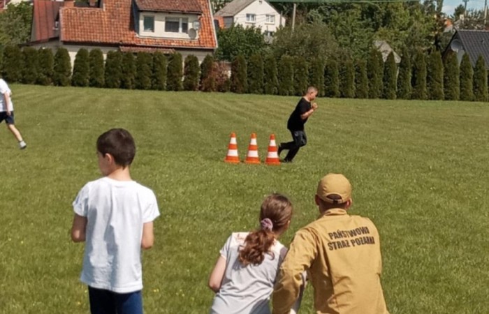 Tegoroczne obchody rozpoczęliśmy twórczo – od przygotowania plakatów „Mistrz zdrowia”. Po tej kreatywnej rozgrzewce przyszedł czas na sportowe emocje. Uroczyste otwarcie było tylko wstępem do licznych atrakcji, które czekały na dzieci na stadionie. Dzięki zaangażowaniu pana Piotra Borysewicza i sportowców z KS Polonia Pasłęk sekcji lekkoatletycznej, uczniowie mogli spróbować swoich sił w biegu przez płotki, rzucie piłeczką oraz torze przeszkód w stylu „Ninja Warrior”. Ogromną atrakcją była również wizyta strażaków z JRG 3 w Pasłęku, którzy zapewnili dzieciom wodno-pianową zabawę. Radość na twarzach uczestników mówiła sama za siebie. Na wszystkich zgłodniałych czekały pyszności, w tym słodka wata cukrowa, serwowana przez Panie z Koła Gospodyń Wiejskich w Borzynowie. Szczególne podziękowania kierujemy do niezastąpionych Rodziców – za wsparcie organizacyjne, opiekę podczas wydarzenia oraz przygotowanie dodatkowych atrakcji: plenerowego studia malowania twarzy i tatuaży. Na zakończenie nikt nie wyszedł z pustymi rękami – niezależnie od wyników konkursów każdy uczeń otrzymał drobny upominek i medal. To wyjątkowe święto pełne radości i zabawy już za nami, więc zaczynamy odliczanie do kolejnego Dnia Dziecka!