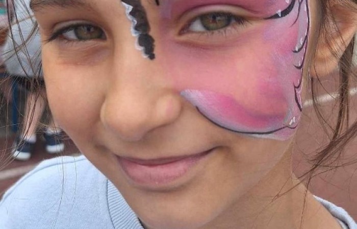 Tegoroczne obchody rozpoczęliśmy twórczo – od przygotowania plakatów „Mistrz zdrowia”. Po tej kreatywnej rozgrzewce przyszedł czas na sportowe emocje. Uroczyste otwarcie było tylko wstępem do licznych atrakcji, które czekały na dzieci na stadionie. Dzięki zaangażowaniu pana Piotra Borysewicza i sportowców z KS Polonia Pasłęk sekcji lekkoatletycznej, uczniowie mogli spróbować swoich sił w biegu przez płotki, rzucie piłeczką oraz torze przeszkód w stylu „Ninja Warrior”. Ogromną atrakcją była również wizyta strażaków z JRG 3 w Pasłęku, którzy zapewnili dzieciom wodno-pianową zabawę. Radość na twarzach uczestników mówiła sama za siebie. Na wszystkich zgłodniałych czekały pyszności, w tym słodka wata cukrowa, serwowana przez Panie z Koła Gospodyń Wiejskich w Borzynowie. Szczególne podziękowania kierujemy do niezastąpionych Rodziców – za wsparcie organizacyjne, opiekę podczas wydarzenia oraz przygotowanie dodatkowych atrakcji: plenerowego studia malowania twarzy i tatuaży. Na zakończenie nikt nie wyszedł z pustymi rękami – niezależnie od wyników konkursów każdy uczeń otrzymał drobny upominek i medal. To wyjątkowe święto pełne radości i zabawy już za nami, więc zaczynamy odliczanie do kolejnego Dnia Dziecka!