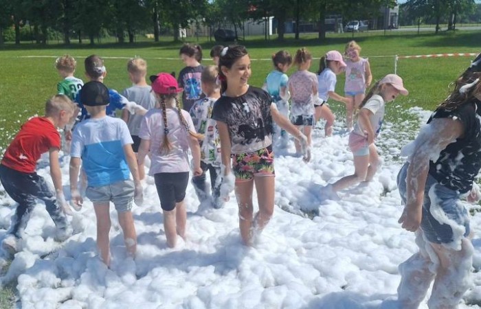 Tegoroczne obchody rozpoczęliśmy twórczo – od przygotowania plakatów „Mistrz zdrowia”. Po tej kreatywnej rozgrzewce przyszedł czas na sportowe emocje. Uroczyste otwarcie było tylko wstępem do licznych atrakcji, które czekały na dzieci na stadionie. Dzięki zaangażowaniu pana Piotra Borysewicza i sportowców z KS Polonia Pasłęk sekcji lekkoatletycznej, uczniowie mogli spróbować swoich sił w biegu przez płotki, rzucie piłeczką oraz torze przeszkód w stylu „Ninja Warrior”. Ogromną atrakcją była również wizyta strażaków z JRG 3 w Pasłęku, którzy zapewnili dzieciom wodno-pianową zabawę. Radość na twarzach uczestników mówiła sama za siebie. Na wszystkich zgłodniałych czekały pyszności, w tym słodka wata cukrowa, serwowana przez Panie z Koła Gospodyń Wiejskich w Borzynowie. Szczególne podziękowania kierujemy do niezastąpionych Rodziców – za wsparcie organizacyjne, opiekę podczas wydarzenia oraz przygotowanie dodatkowych atrakcji: plenerowego studia malowania twarzy i tatuaży. Na zakończenie nikt nie wyszedł z pustymi rękami – niezależnie od wyników konkursów każdy uczeń otrzymał drobny upominek i medal. To wyjątkowe święto pełne radości i zabawy już za nami, więc zaczynamy odliczanie do kolejnego Dnia Dziecka!