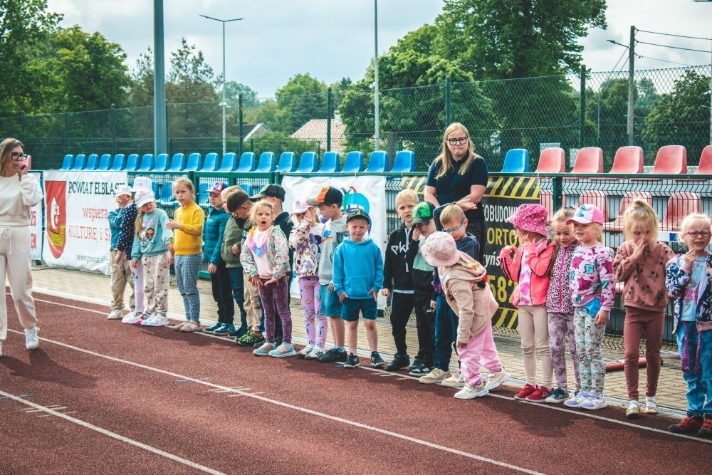 2 czerwca nasze przedszkolaki obchodziły Dzień Dziecka wyjątkowo aktywnie!
Na stadionie miejskim, obok różnych zabaw sportowych ,wzięły udział w XI edycji Ogólnopolskiego Maratonu Przedszkolaków „Sprintem do maratonu”.
Zaczęliśmy od przywitania przez p. Dyrektor oraz życzeń z okazji Dnia Dziecka, a później zaczął się –wielki bieg! Każde dziecko z ogromnym zaangażowaniem pokonało wyznaczony dystans, a na mecie czekała na wszystkich zasłużona nagroda – medal, który każdemu osobiście wręczyła p. Wicedyrektor
Po sportowych emocjach przyszedł czas na chwilę wytchnienia i uzupełnienie spalonych kalorii .
Jesteśmy dumne, że nasze przedszkolaki pokonały łącznie aż  3,8 km !
To był niezapomniany dzień pełen ruchu, radości i wspólnej zabawy.
