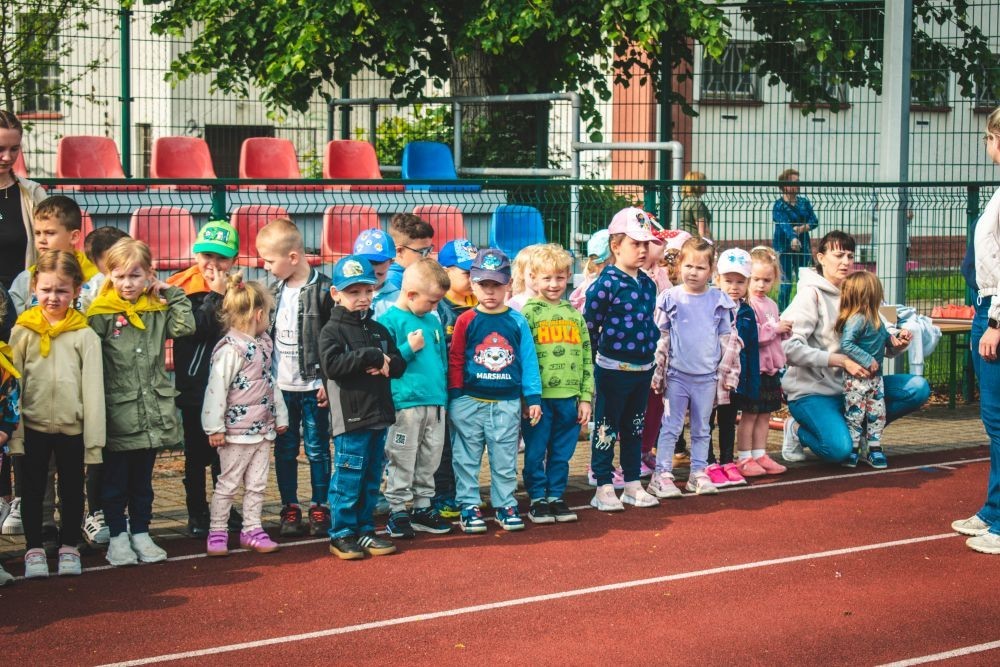 2 czerwca nasze przedszkolaki obchodziły Dzień Dziecka wyjątkowo aktywnie!
Na stadionie miejskim, obok różnych zabaw sportowych ,wzięły udział w XI edycji Ogólnopolskiego Maratonu Przedszkolaków „Sprintem do maratonu”.
Zaczęliśmy od przywitania przez p. Dyrektor oraz życzeń z okazji Dnia Dziecka, a później zaczął się –wielki bieg! Każde dziecko z ogromnym zaangażowaniem pokonało wyznaczony dystans, a na mecie czekała na wszystkich zasłużona nagroda – medal, który każdemu osobiście wręczyła p. Wicedyrektor
Po sportowych emocjach przyszedł czas na chwilę wytchnienia i uzupełnienie spalonych kalorii .
Jesteśmy dumne, że nasze przedszkolaki pokonały łącznie aż  3,8 km !
To był niezapomniany dzień pełen ruchu, radości i wspólnej zabawy.