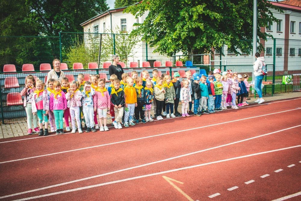 2 czerwca nasze przedszkolaki obchodziły Dzień Dziecka wyjątkowo aktywnie!
Na stadionie miejskim, obok różnych zabaw sportowych ,wzięły udział w XI edycji Ogólnopolskiego Maratonu Przedszkolaków „Sprintem do maratonu”.
Zaczęliśmy od przywitania przez p. Dyrektor oraz życzeń z okazji Dnia Dziecka, a później zaczął się –wielki bieg! Każde dziecko z ogromnym zaangażowaniem pokonało wyznaczony dystans, a na mecie czekała na wszystkich zasłużona nagroda – medal, który każdemu osobiście wręczyła p. Wicedyrektor
Po sportowych emocjach przyszedł czas na chwilę wytchnienia i uzupełnienie spalonych kalorii .
Jesteśmy dumne, że nasze przedszkolaki pokonały łącznie aż  3,8 km !
To był niezapomniany dzień pełen ruchu, radości i wspólnej zabawy.
