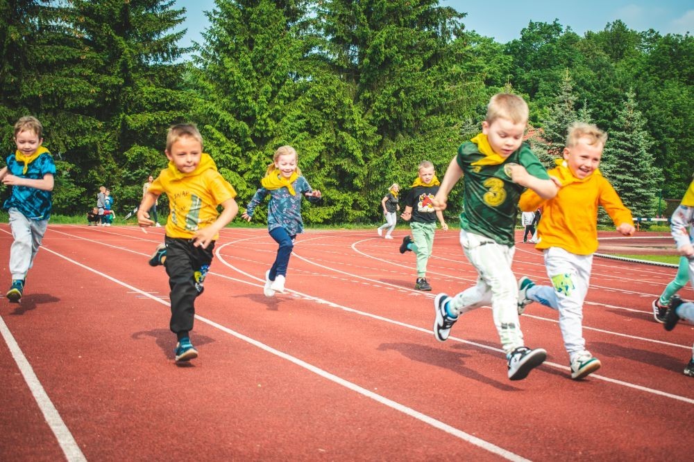 2 czerwca nasze przedszkolaki obchodziły Dzień Dziecka wyjątkowo aktywnie!
Na stadionie miejskim, obok różnych zabaw sportowych ,wzięły udział w XI edycji Ogólnopolskiego Maratonu Przedszkolaków „Sprintem do maratonu”.
Zaczęliśmy od przywitania przez p. Dyrektor oraz życzeń z okazji Dnia Dziecka, a później zaczął się –wielki bieg! Każde dziecko z ogromnym zaangażowaniem pokonało wyznaczony dystans, a na mecie czekała na wszystkich zasłużona nagroda – medal, który każdemu osobiście wręczyła p. Wicedyrektor
Po sportowych emocjach przyszedł czas na chwilę wytchnienia i uzupełnienie spalonych kalorii .
Jesteśmy dumne, że nasze przedszkolaki pokonały łącznie aż  3,8 km !
To był niezapomniany dzień pełen ruchu, radości i wspólnej zabawy.
