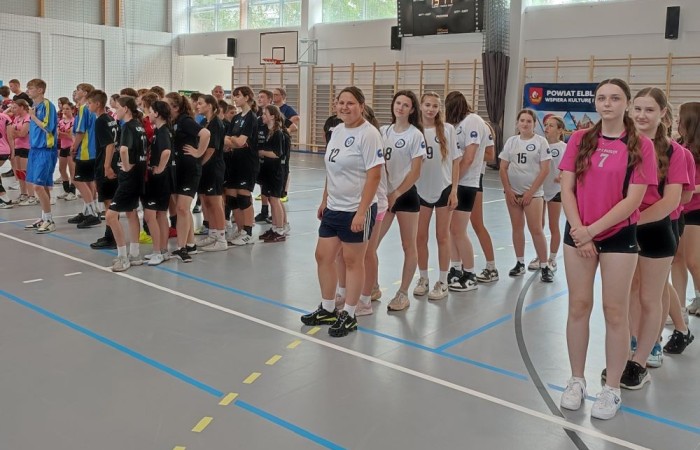 4 czerwca 2025r na zaproszenie Dyrektora ZSEiT w Pasłęku przy ul. Wojska
Polskiego 36, w nowo wybudowanej hali sportowo-widowiskowej, odbył się Turniej
Piłki Siatkowej Dziewcząt szkół podstawowych z powiatu elbląskiego.
Wzięła w nim udział także drużyna dziewcząt naszej szkoły, a także Sp Młynary,
SP Godkowo, Sp 1 Pasłęk, SP 3 Pasłęk. Po rozegraniu czterech meczów ( 2 zwycięstwa i 2 przegrane) nasze dziewczęta
zajęły ostatecznie czwarte miejsce. Nagrodą był pamiątkowy dyplom oraz piłka siatkowa. Dziewczęta wystąpiły w składzie:
Michalina Bejmert 7b, Anna Demczak 7b, Lena Gromala 7b, Hanna Kalinowska 7b,
Zuzanna Sokołowska 7b, Ewa Żukowska 7b, Martyna Sułkowska 7a, Lidia Szuniewicz 7a.