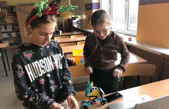 Uczniowie klasy 7 uczestniczą w zajęciach dodatkowych z programowania i robotyki, na których zdobywają kolejne umiejętności i wiedzę w zakresie podstaw konstruowania maszyn i robotyki. Poznają zasady działania robotów dzięki zestawu konstrukcyjnego Lego Spike Prime.

       Szczególną zaletą tych zestawów, którą dostrzegają uczniowie,  jest połączenie znanych i lubianych klocków LEGO z nowoczesnymi czujnikami i silnikami, których montaż i programowanie przy pomocy tabletów stanowi wspaniałą zabawę. Nauka przez zabawę jest przyjemna i skuteczna, a co najważniejsze pokazuje, że zdobywanie wiedzy to pasjonująca przygoda.