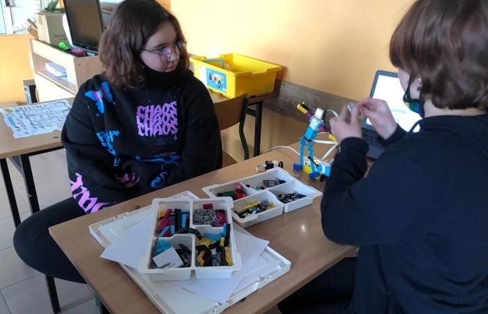 Uczniowie klasy 7 uczestniczą w zajęciach dodatkowych z programowania i robotyki, na których zdobywają kolejne umiejętności i wiedzę w zakresie podstaw konstruowania maszyn i robotyki. Poznają zasady działania robotów dzięki zestawu konstrukcyjnego Lego Spike Prime.

       Szczególną zaletą tych zestawów, którą dostrzegają uczniowie,  jest połączenie znanych i lubianych klocków LEGO z nowoczesnymi czujnikami i silnikami, których montaż i programowanie przy pomocy tabletów stanowi wspaniałą zabawę. Nauka przez zabawę jest przyjemna i skuteczna, a co najważniejsze pokazuje, że zdobywanie wiedzy to pasjonująca przygoda.