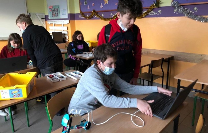 Uczniowie klasy 7 uczestniczą w zajęciach dodatkowych z programowania i robotyki, na których zdobywają kolejne umiejętności i wiedzę w zakresie podstaw konstruowania maszyn i robotyki. Poznają zasady działania robotów dzięki zestawu konstrukcyjnego Lego Spike Prime.

       Szczególną zaletą tych zestawów, którą dostrzegają uczniowie,  jest połączenie znanych i lubianych klocków LEGO z nowoczesnymi czujnikami i silnikami, których montaż i programowanie przy pomocy tabletów stanowi wspaniałą zabawę. Nauka przez zabawę jest przyjemna i skuteczna, a co najważniejsze pokazuje, że zdobywanie wiedzy to pasjonująca przygoda.