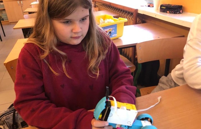 Uczniowie klasy 7 uczestniczą w zajęciach dodatkowych z programowania i robotyki, na których zdobywają kolejne umiejętności i wiedzę w zakresie podstaw konstruowania maszyn i robotyki. Poznają zasady działania robotów dzięki zestawu konstrukcyjnego Lego Spike Prime.

       Szczególną zaletą tych zestawów, którą dostrzegają uczniowie,  jest połączenie znanych i lubianych klocków LEGO z nowoczesnymi czujnikami i silnikami, których montaż i programowanie przy pomocy tabletów stanowi wspaniałą zabawę. Nauka przez zabawę jest przyjemna i skuteczna, a co najważniejsze pokazuje, że zdobywanie wiedzy to pasjonująca przygoda.