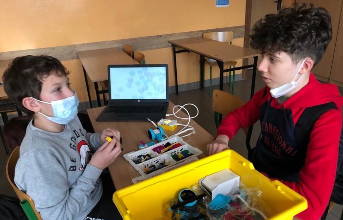 Uczniowie klasy 7 uczestniczą w zajęciach dodatkowych z programowania i robotyki, na których zdobywają kolejne umiejętności i wiedzę w zakresie podstaw konstruowania maszyn i robotyki. Poznają zasady działania robotów dzięki zestawu konstrukcyjnego Lego Spike Prime.

       Szczególną zaletą tych zestawów, którą dostrzegają uczniowie,  jest połączenie znanych i lubianych klocków LEGO z nowoczesnymi czujnikami i silnikami, których montaż i programowanie przy pomocy tabletów stanowi wspaniałą zabawę. Nauka przez zabawę jest przyjemna i skuteczna, a co najważniejsze pokazuje, że zdobywanie wiedzy to pasjonująca przygoda.