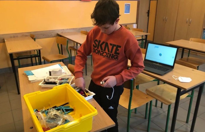 Uczniowie klasy 7 uczestniczą w zajęciach dodatkowych z programowania i robotyki, na których zdobywają kolejne umiejętności i wiedzę w zakresie podstaw konstruowania maszyn i robotyki. Poznają zasady działania robotów dzięki zestawu konstrukcyjnego Lego Spike Prime.

       Szczególną zaletą tych zestawów, którą dostrzegają uczniowie,  jest połączenie znanych i lubianych klocków LEGO z nowoczesnymi czujnikami i silnikami, których montaż i programowanie przy pomocy tabletów stanowi wspaniałą zabawę. Nauka przez zabawę jest przyjemna i skuteczna, a co najważniejsze pokazuje, że zdobywanie wiedzy to pasjonująca przygoda.