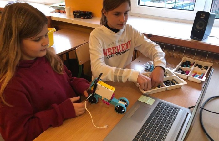 Uczniowie klasy 7 uczestniczą w zajęciach dodatkowych z programowania i robotyki, na których zdobywają kolejne umiejętności i wiedzę w zakresie podstaw konstruowania maszyn i robotyki. Poznają zasady działania robotów dzięki zestawu konstrukcyjnego Lego Spike Prime.

       Szczególną zaletą tych zestawów, którą dostrzegają uczniowie,  jest połączenie znanych i lubianych klocków LEGO z nowoczesnymi czujnikami i silnikami, których montaż i programowanie przy pomocy tabletów stanowi wspaniałą zabawę. Nauka przez zabawę jest przyjemna i skuteczna, a co najważniejsze pokazuje, że zdobywanie wiedzy to pasjonująca przygoda.