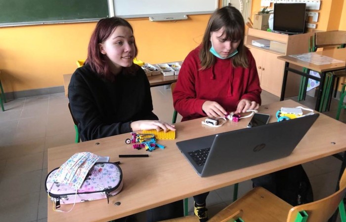 Uczniowie klasy 7 uczestniczą w zajęciach dodatkowych z programowania i robotyki, na których zdobywają kolejne umiejętności i wiedzę w zakresie podstaw konstruowania maszyn i robotyki. Poznają zasady działania robotów dzięki zestawu konstrukcyjnego Lego Spike Prime.

       Szczególną zaletą tych zestawów, którą dostrzegają uczniowie,  jest połączenie znanych i lubianych klocków LEGO z nowoczesnymi czujnikami i silnikami, których montaż i programowanie przy pomocy tabletów stanowi wspaniałą zabawę. Nauka przez zabawę jest przyjemna i skuteczna, a co najważniejsze pokazuje, że zdobywanie wiedzy to pasjonująca przygoda.