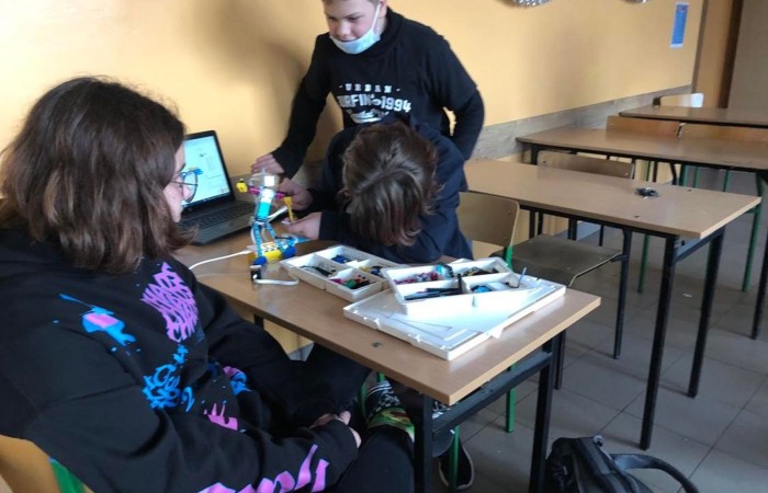 Uczniowie klasy 7 uczestniczą w zajęciach dodatkowych z programowania i robotyki, na których zdobywają kolejne umiejętności i wiedzę w zakresie podstaw konstruowania maszyn i robotyki. Poznają zasady działania robotów dzięki zestawu konstrukcyjnego Lego Spike Prime.

       Szczególną zaletą tych zestawów, którą dostrzegają uczniowie,  jest połączenie znanych i lubianych klocków LEGO z nowoczesnymi czujnikami i silnikami, których montaż i programowanie przy pomocy tabletów stanowi wspaniałą zabawę. Nauka przez zabawę jest przyjemna i skuteczna, a co najważniejsze pokazuje, że zdobywanie wiedzy to pasjonująca przygoda.