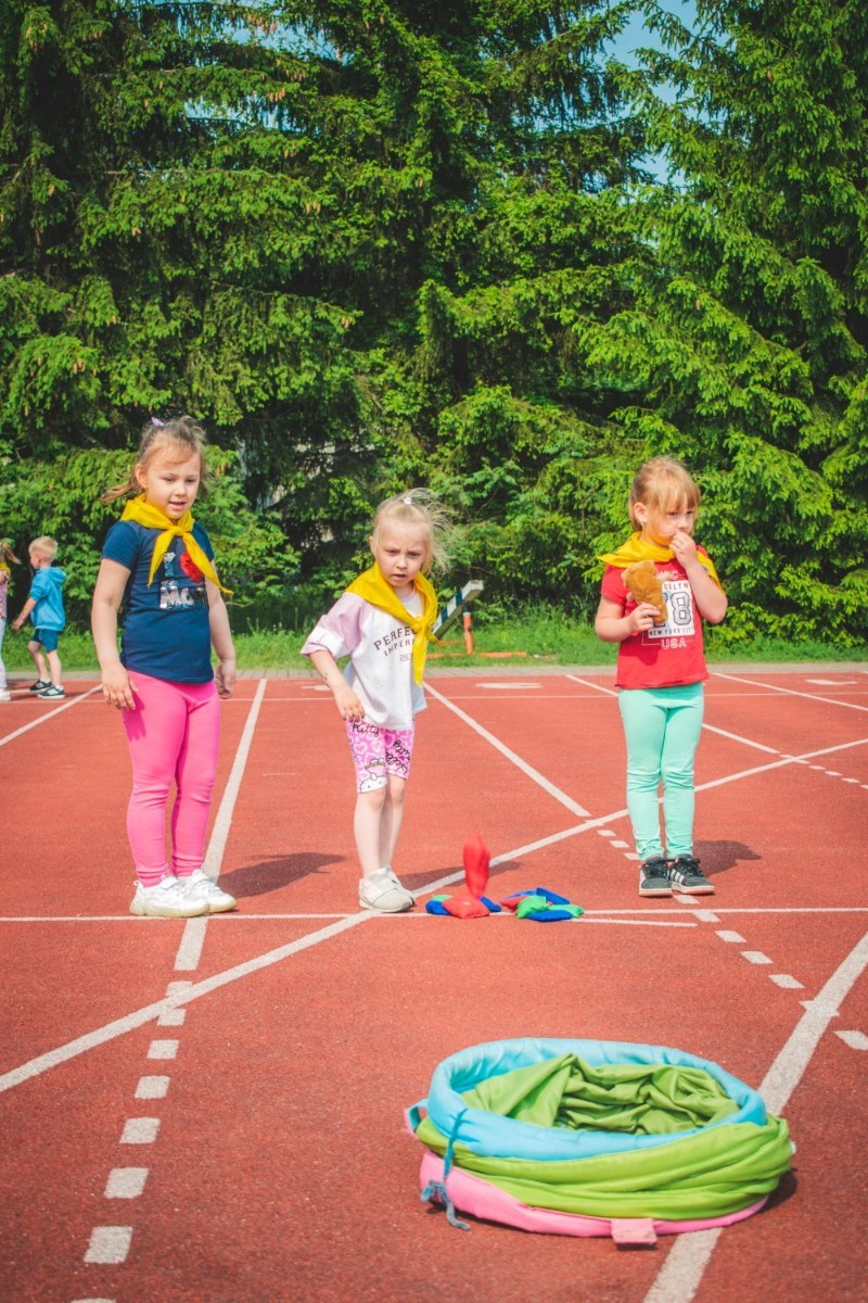 2 czerwca w naszym przedszkolu odbyły się wyjątkowe obchody Dnia Dziecka. W tym roku postawiliśmy na ruch, zabawę i zdrową rywalizację, organizując Sportowy Dzień Dziecka.
Dzień rozpoczęliśmy na Stadionie Miejskim oraz powitania przez panią Dyrektor Agnieszkę Cieklińską i złożenia życzeń z okazji Dnia Dziecka. Następnie wzięliśmy udział w XI edycji Ogólnopolskiego Maratonu Przedszkolaków „Sprintem do maratonu”. Jesteśmy dumne, że nasze przedszkolaki pokonały łącznie aż  3,8 km ! Dalszą część wydarzenia dzieci rywalizowały w różnych konkurencjach: bieg po torze, bieg z przeszkodami, skoki przez płotki czy rzut do celu. Każde dziecko mogło wykazać się sprawnością, zręcznością i współpracą w grupie.
Nie zabrakło także strefy kibica – dzieci dopingowały się nawzajem, a wychowawcy nie szczędzili braw i motywujących okrzyków. Dzięki wsparciu Stowarzyszeniu Przyjaciół Pasłęckiej Dwójki i Koła Gospodyń Wiejskich w Borzynowie w przerwach pomiędzy konkurencjami na dzieci czekały przekąski: owoce, woda, lody, wata cukrowa oraz popcorn.
Na zakończenie wszyscy uczestnicy otrzymali pamiątkowe medale wręczane przez panią Wicedyrektor  Anettę Daszkowską. Radość była ogromna dla dzieci liczyła się przede wszystkim dobra zabawa i wspólnie spędzony czas.
